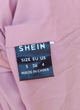 Vestido rosa plisado con pedrería