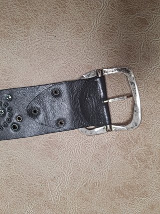Cinturón ancho cuero negro remaches plateados