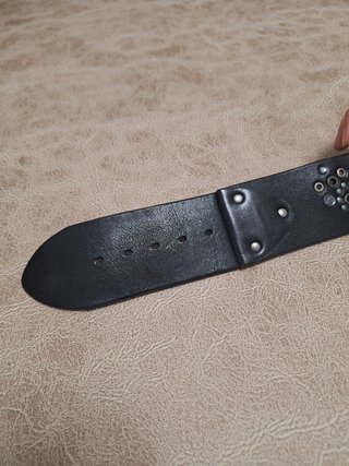Cinturón ancho cuero negro remaches plateados
