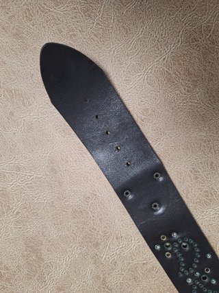 Cinturón ancho cuero negro remaches plateados