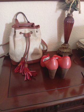 Mochila beige de parfois con pompones nueva