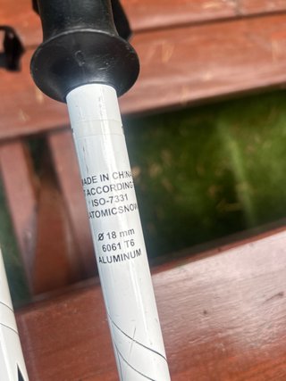 Bastones de esquí blancos con diseño ATOMIC