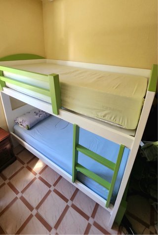 Litera de pino verde y blanco