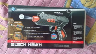 Pistola lanza dardos negra y roja