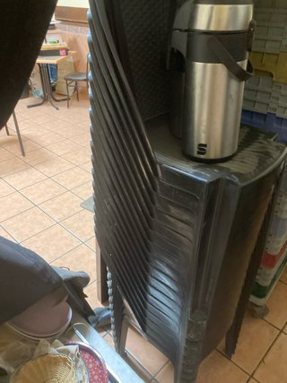Sillas de plástico negro apilables