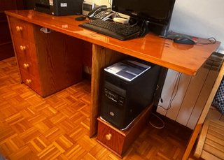 Escritorio madera pino cajones