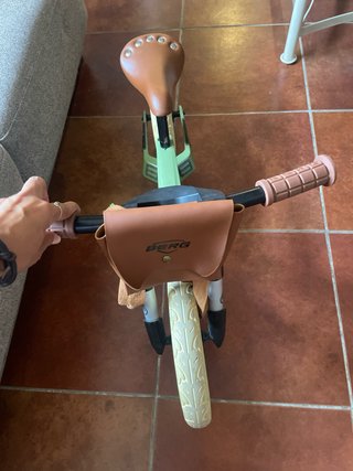 Bicicleta de equilibrio verde con bolso
