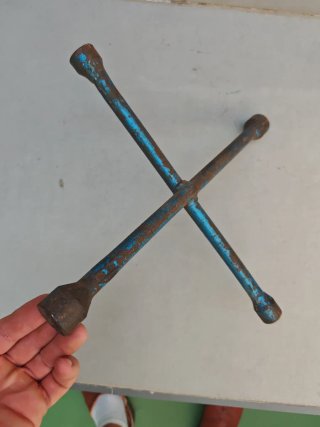 Llave de cruz para coche antigua