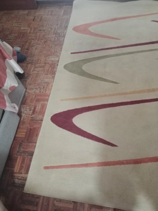 Alfombra grande comedor beige y rojo