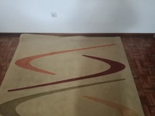 Alfombra grande comedor beige y rojo