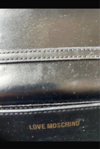 Pochette Love Moschino nera con catena oro