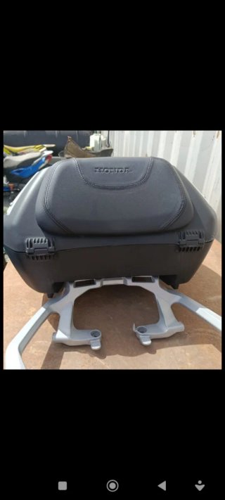 Maleta Honda ADV 750 con soporte