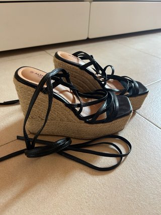 Sandalias de cuña alta negras