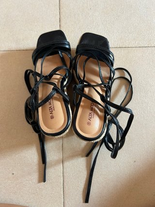 Sandalias de cuña alta negras
