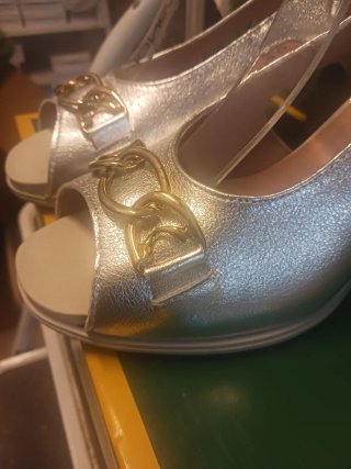 Sandalias Pitillos Plata Hebilla Dorada