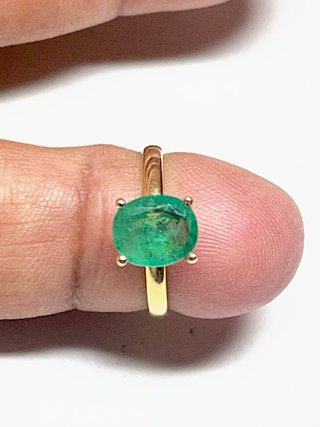 Anillo oro amarillo esmeralda oval