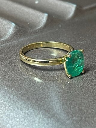 Anillo oro amarillo esmeralda oval
