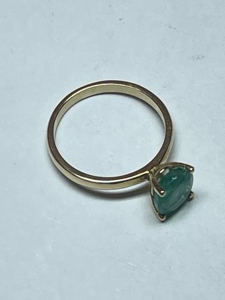 Anillo oro amarillo esmeralda oval
