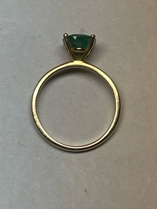 Anillo oro amarillo esmeralda oval