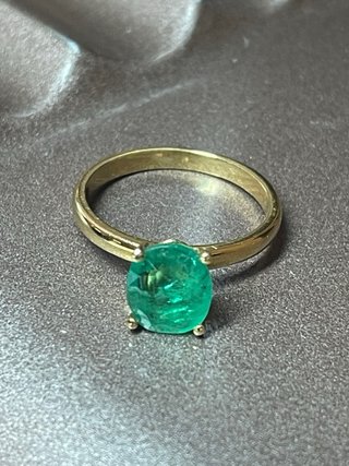 Anillo oro amarillo esmeralda oval