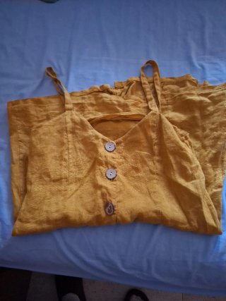 Vestido de lino amarillo con botones mostaza