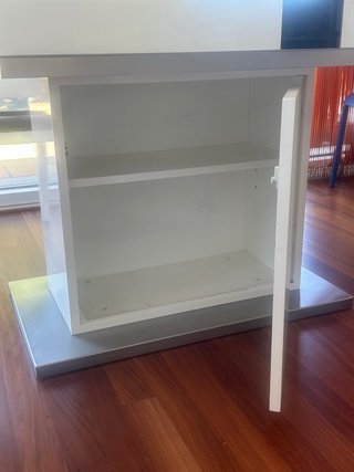 Mesa comedor de madera, pie botelllero y 4 sillas.