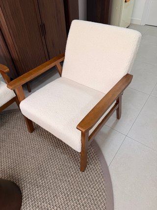Sofá y sillones blancos con detalles de madera