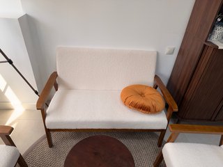 Sofá y sillones blancos con detalles de madera
