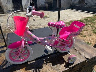 Bicicleta infantil rosa con ruedines