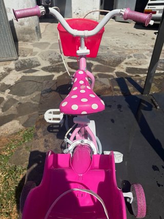 Bicicleta infantil rosa con ruedines
