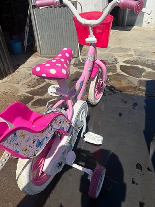 Bicicleta infantil rosa con ruedines