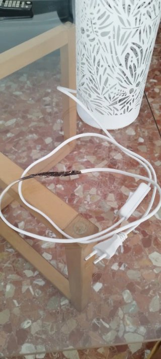 Lámpara de mesa decorativa blanca