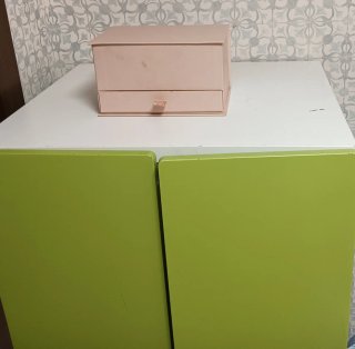 Armario blanco con puertas verdes
