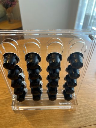 Cafetera y dispensador de cápsulas Nespresso