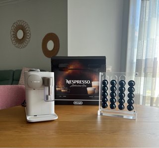 Cafetera y dispensador de cápsulas Nespresso
