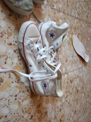Lote de Zapatos Blancos y Grises