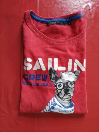 Maglietta rossa con cane Skipper