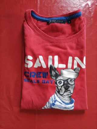 Maglietta rossa con cane Skipper