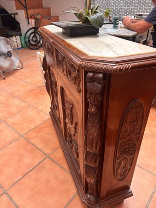 Mueble madera tallada con marmol Regalo flor