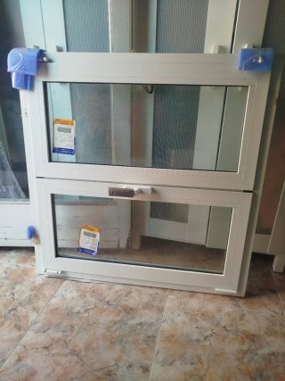 Ventana de aluminio blanca