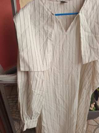 Vestido blanco con rayas negras