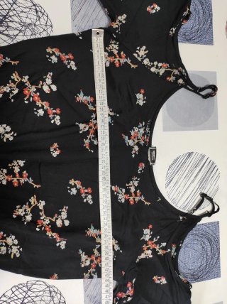 Vestido floral con hombros descubiertos