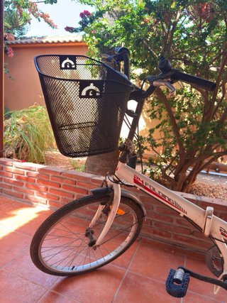 Bicicleta Plegable Blanca con Cesta