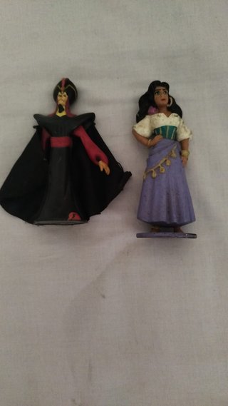 2 Figuras Disney Villanos Jafar Esmeralda