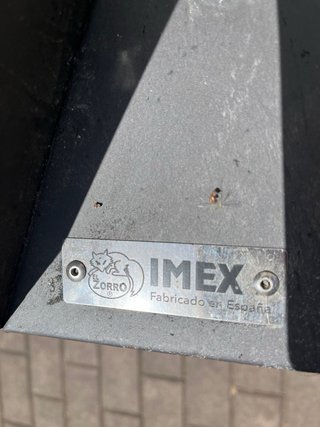 Barbacoa de carbón metálica.