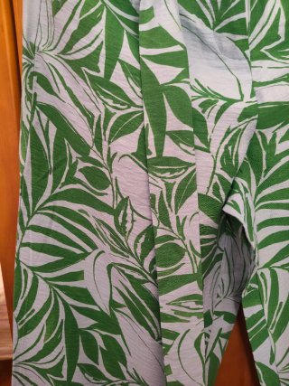 Calças pantalona padrão tropical verde e azul