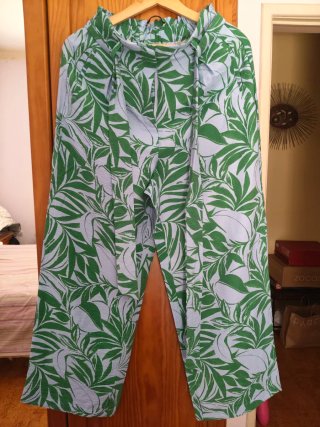 Calças pantalona padrão tropical verde e azul