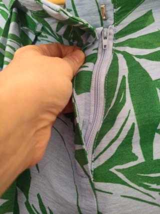 Calças pantalona padrão tropical verde e azul