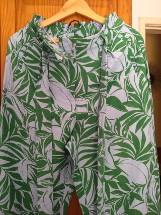Calças pantalona padrão tropical verde e azul