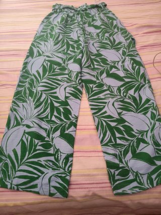 Calças pantalona padrão tropical verde e azul